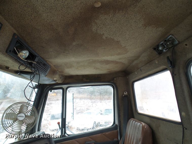 image for item DT9898 1986 Freightliner FLC  semi truck