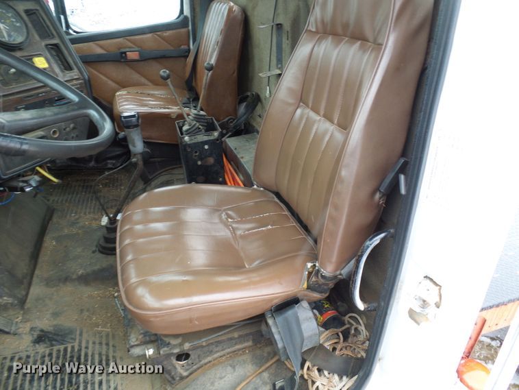 image for item DT9898 1986 Freightliner FLC  semi truck