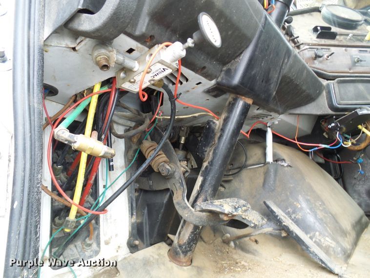 image for item DT9898 1986 Freightliner FLC  semi truck