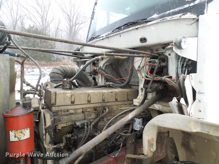 image for item DT9898 1986 Freightliner FLC  semi truck