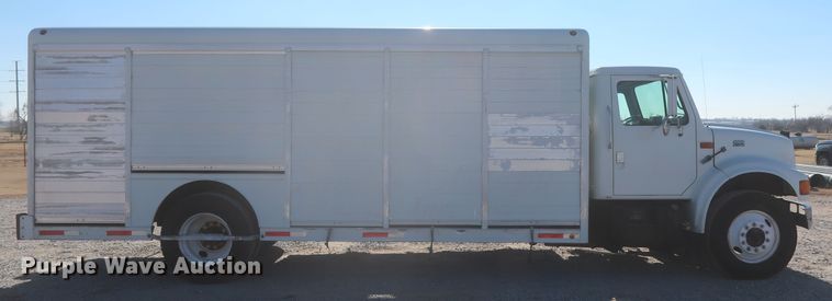 image for item HK9648 2000 International 4900  delivery truck