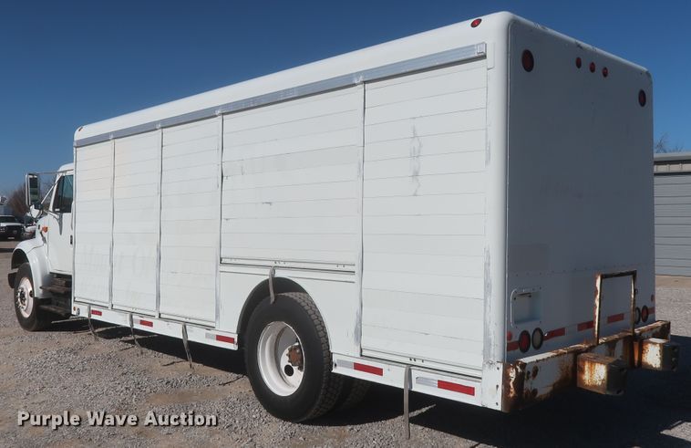 image for item HK9648 2000 International 4900  delivery truck