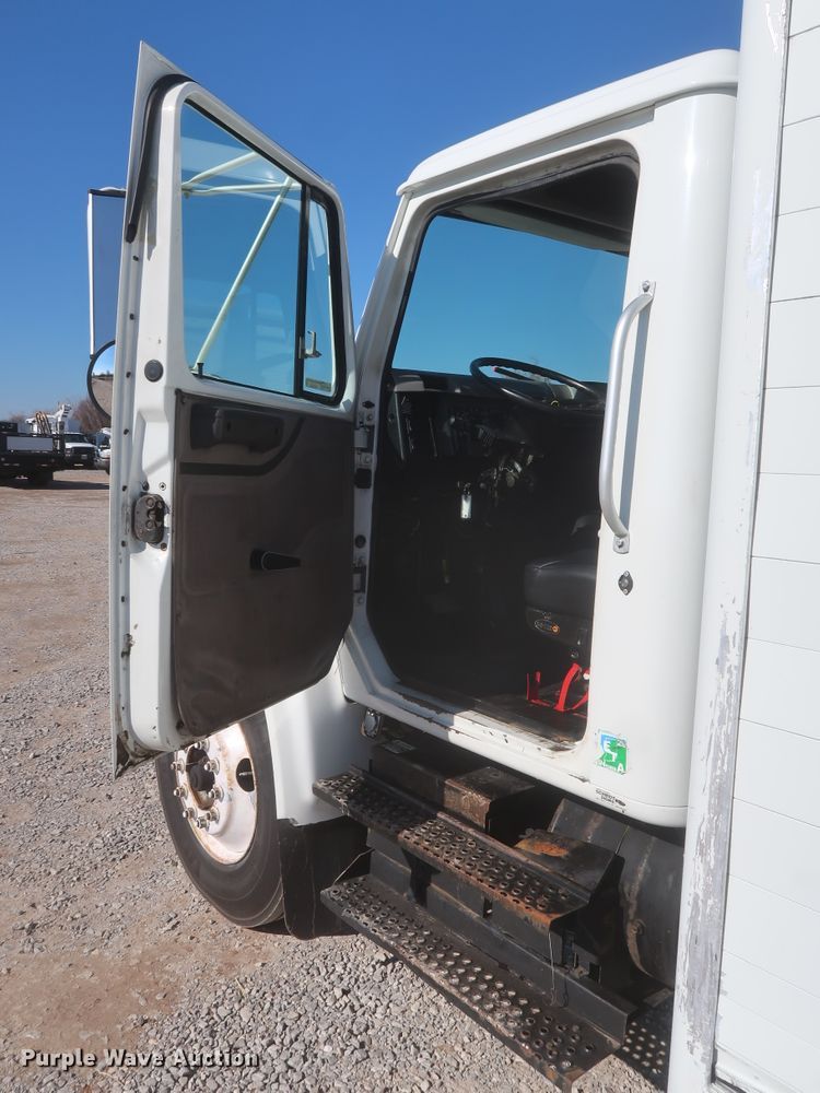 image for item HK9648 2000 International 4900  delivery truck