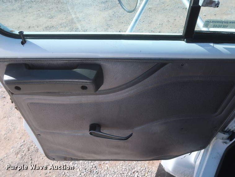 image for item HK9648 2000 International 4900  delivery truck