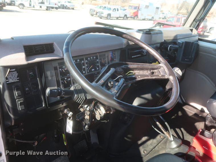 image for item HK9648 2000 International 4900  delivery truck