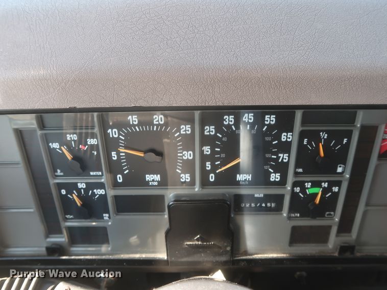 image for item HK9648 2000 International 4900  delivery truck