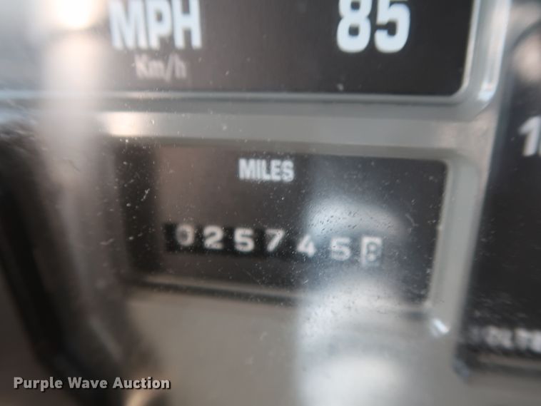 image for item HK9648 2000 International 4900  delivery truck