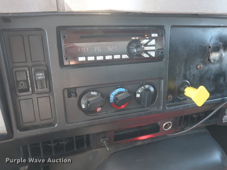 image for item HK9648 2000 International 4900  delivery truck