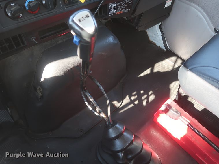 image for item HK9648 2000 International 4900  delivery truck