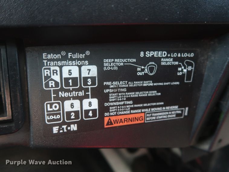 image for item HK9648 2000 International 4900  delivery truck