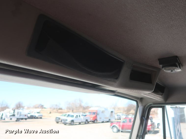 image for item HK9648 2000 International 4900  delivery truck