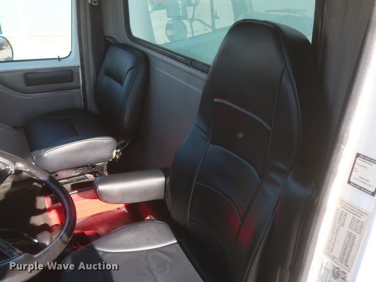 image for item HK9648 2000 International 4900  delivery truck