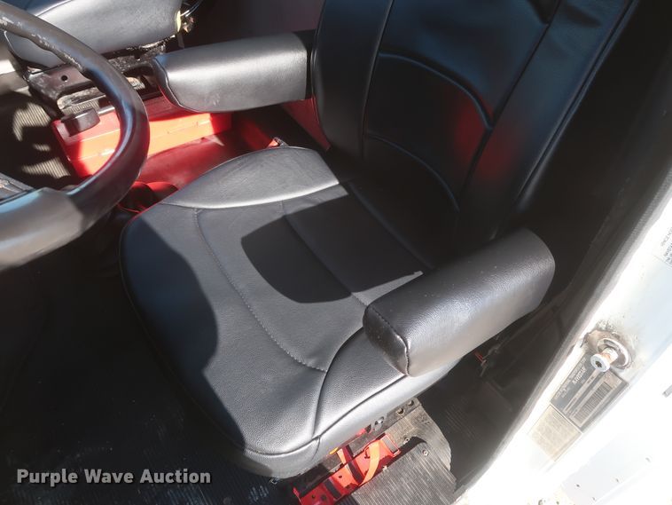 image for item HK9648 2000 International 4900  delivery truck