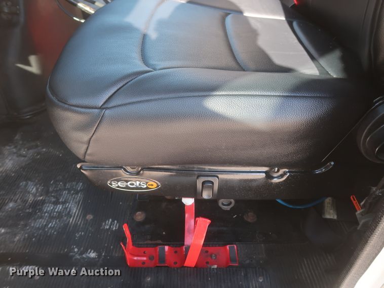 image for item HK9648 2000 International 4900  delivery truck