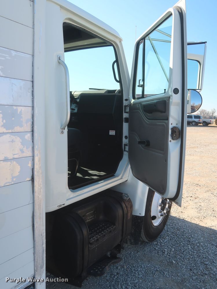 image for item HK9648 2000 International 4900  delivery truck