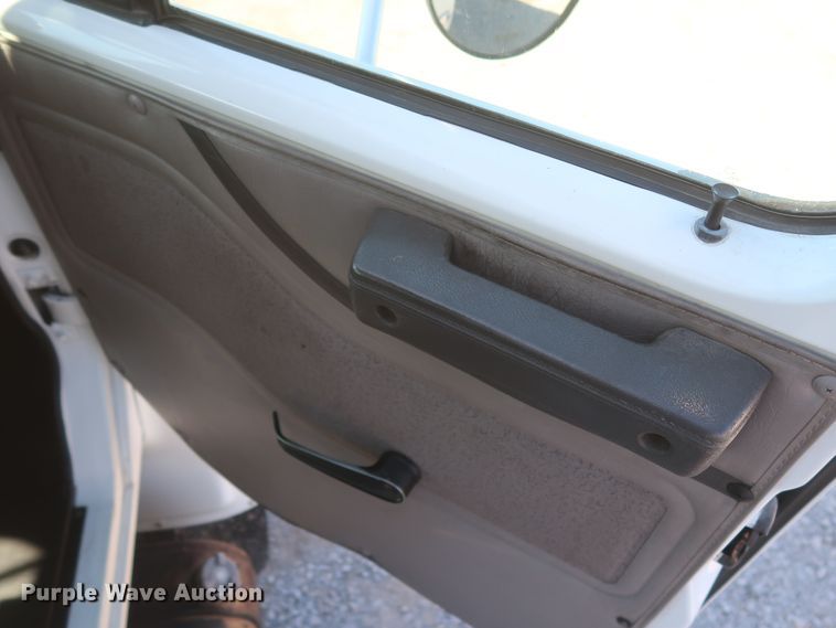 image for item HK9648 2000 International 4900  delivery truck