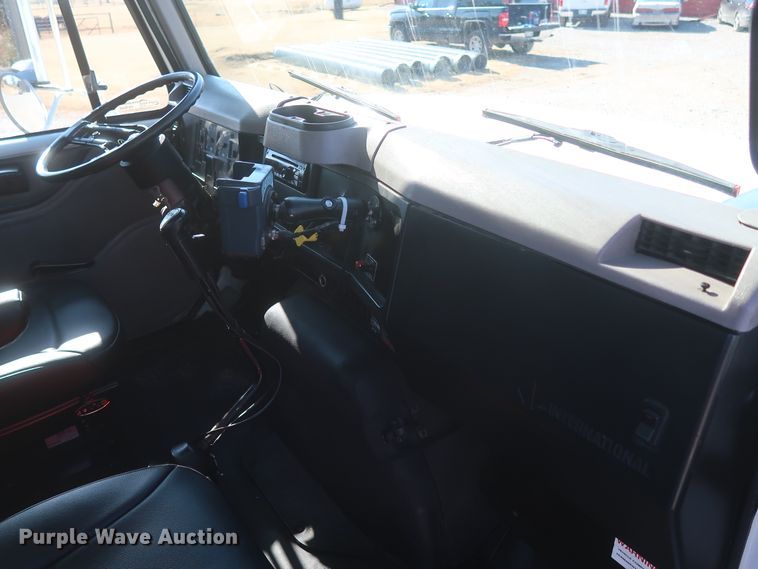 image for item HK9648 2000 International 4900  delivery truck