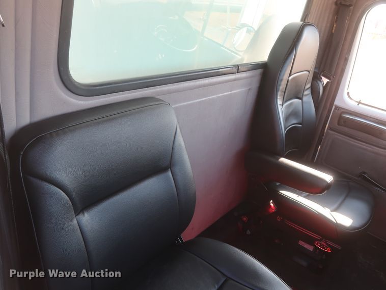 image for item HK9648 2000 International 4900  delivery truck