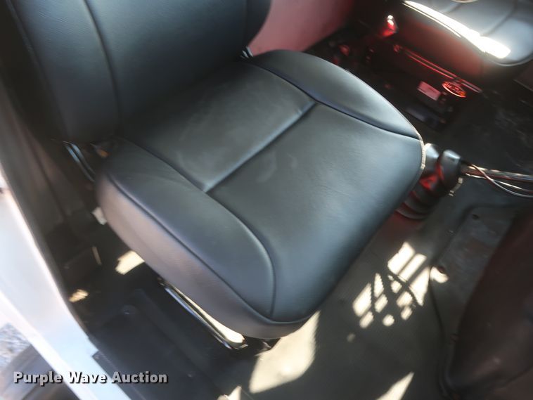 image for item HK9648 2000 International 4900  delivery truck