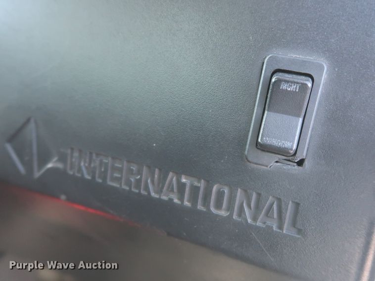 image for item HK9648 2000 International 4900  delivery truck