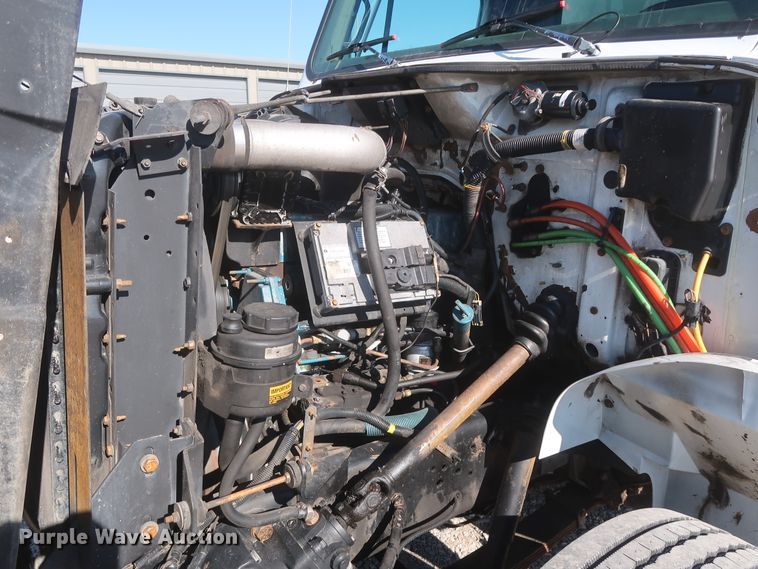 image for item HK9648 2000 International 4900  delivery truck