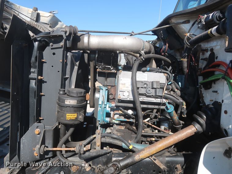 image for item HK9648 2000 International 4900  delivery truck