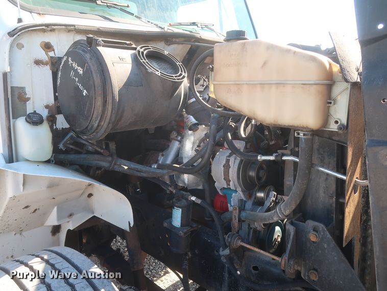 image for item HK9648 2000 International 4900  delivery truck