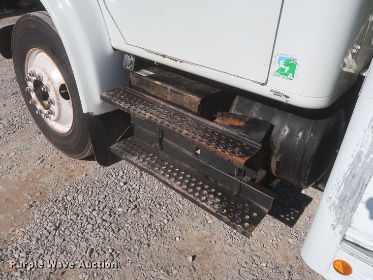 image for item HK9648 2000 International 4900  delivery truck