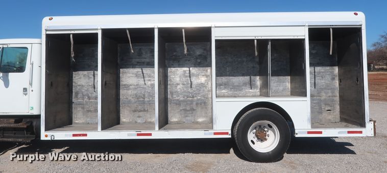 image for item HK9648 2000 International 4900  delivery truck