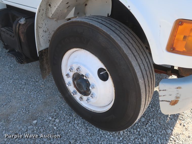 image for item HK9648 2000 International 4900  delivery truck