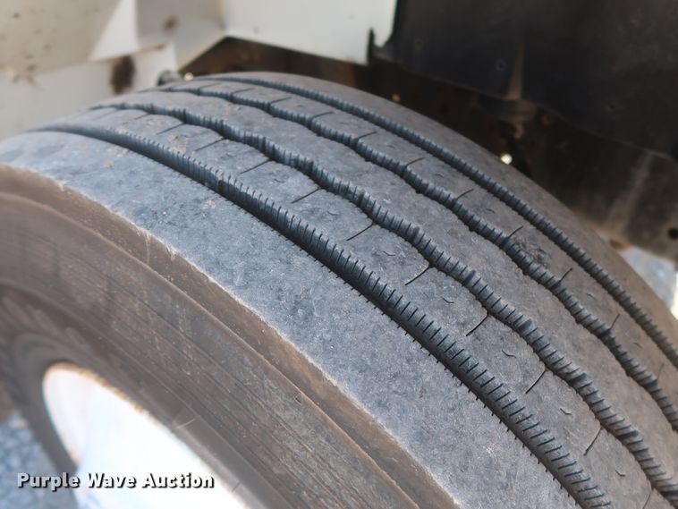 image for item HK9648 2000 International 4900  delivery truck