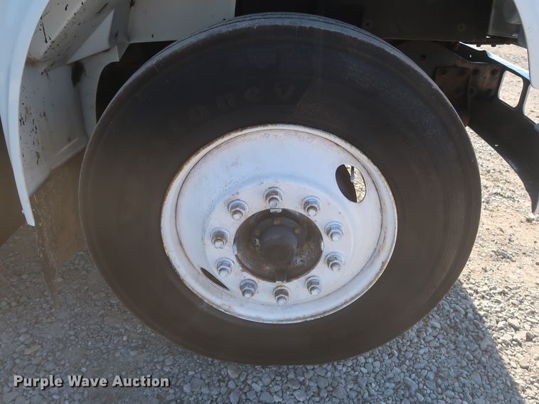 image for item HK9648 2000 International 4900  delivery truck