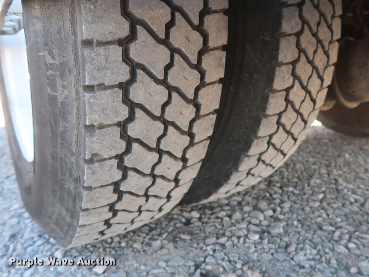 image for item HK9648 2000 International 4900  delivery truck