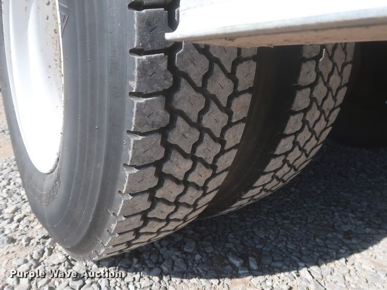 image for item HK9648 2000 International 4900  delivery truck