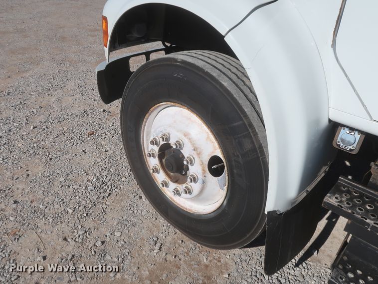 image for item HK9648 2000 International 4900  delivery truck