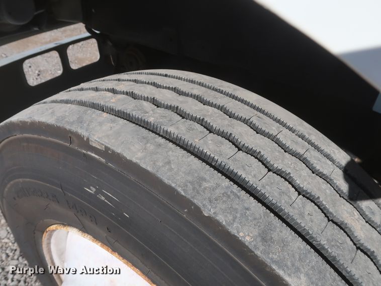 image for item HK9648 2000 International 4900  delivery truck