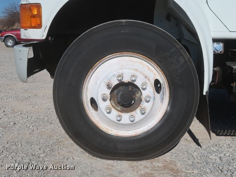 image for item HK9648 2000 International 4900  delivery truck