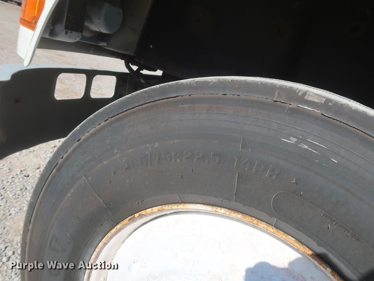 image for item HK9648 2000 International 4900  delivery truck