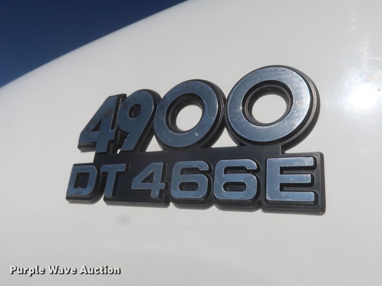 image for item HK9648 2000 International 4900  delivery truck