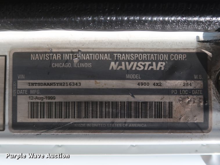 image for item HK9648 2000 International 4900  delivery truck