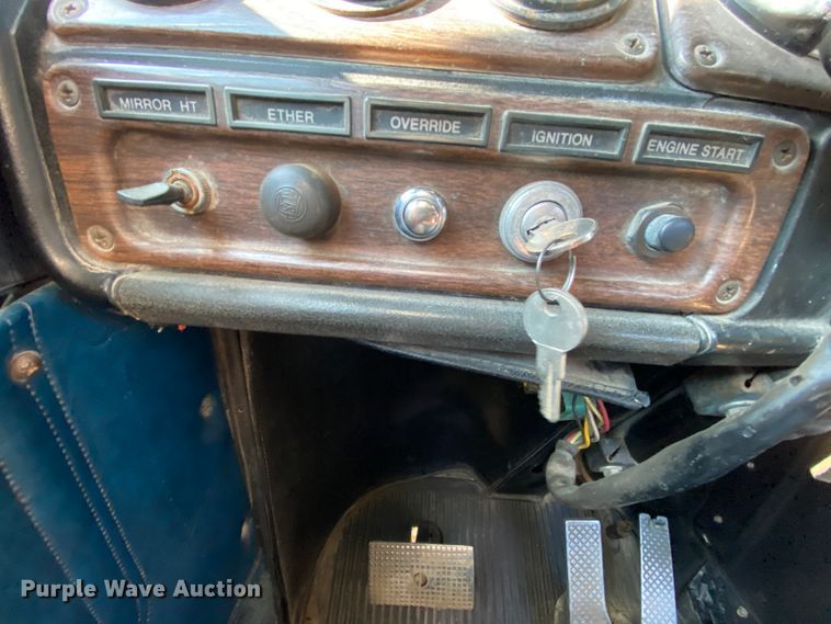 image for item HR9318 1986 Freightliner FLC  semi truck