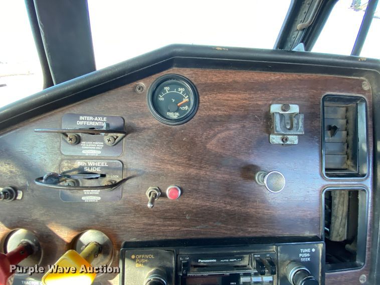 image for item HR9318 1986 Freightliner FLC  semi truck