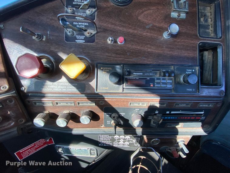 image for item HR9318 1986 Freightliner FLC  semi truck