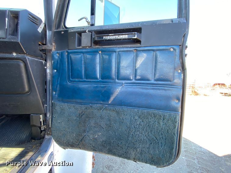 image for item HR9318 1986 Freightliner FLC  semi truck