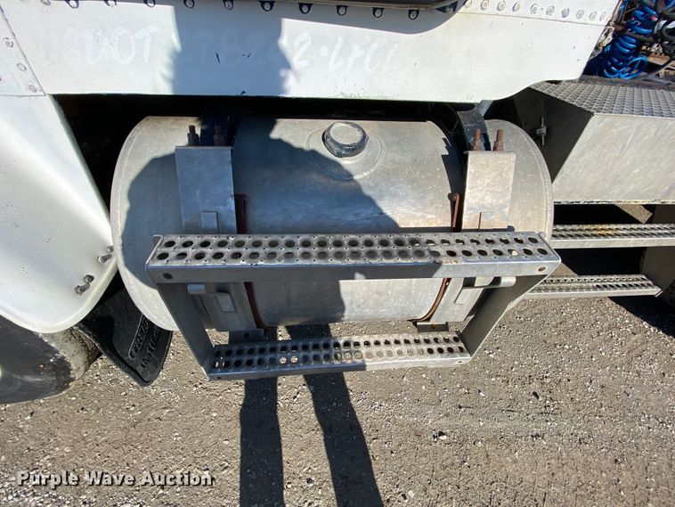 image for item HR9318 1986 Freightliner FLC  semi truck