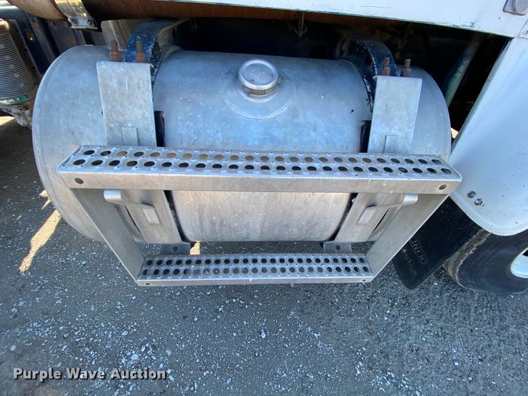 image for item HR9318 1986 Freightliner FLC  semi truck