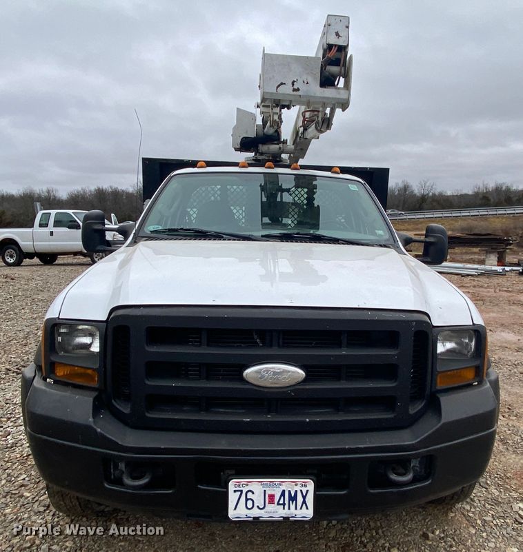 image for item HR9358 2005 Ford F550 XL Super Duty  bucket truck
