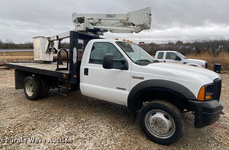 image for item HR9358 2005 Ford F550 XL Super Duty  bucket truck
