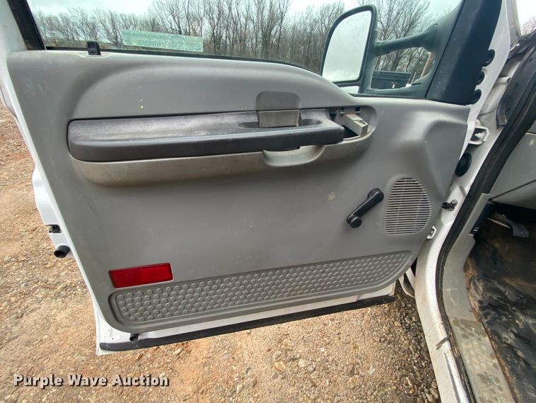 image for item HR9358 2005 Ford F550 XL Super Duty  bucket truck