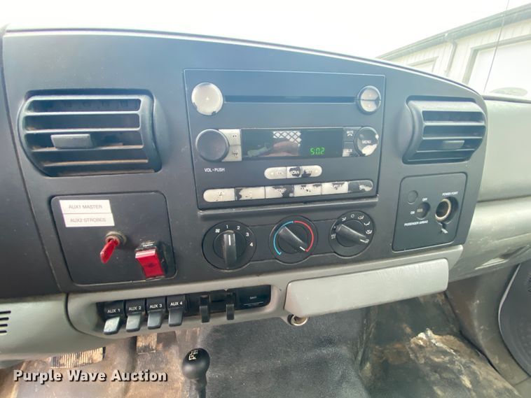 image for item HR9358 2005 Ford F550 XL Super Duty  bucket truck